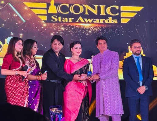 লন্ডনে সেরা বাংলাদেশী অভিনেত্রীর পুরস্কার নিলেন অপু বিশ্বাস