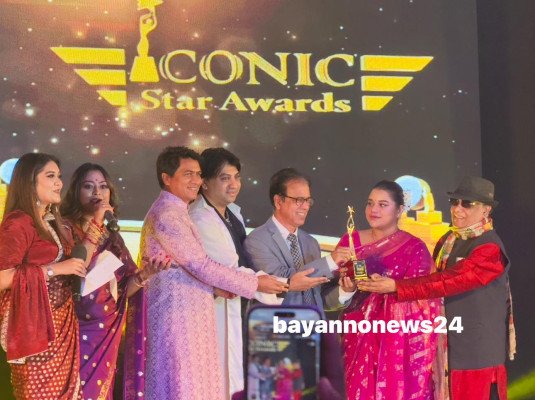 লন্ডনে উইমেন সামিটে সেরা বাংলাদেশী কণ্ঠশিল্পী ক্যাটাগরিতে পুরস্কার গ্রহণ করছেন তোসিবা বেগম