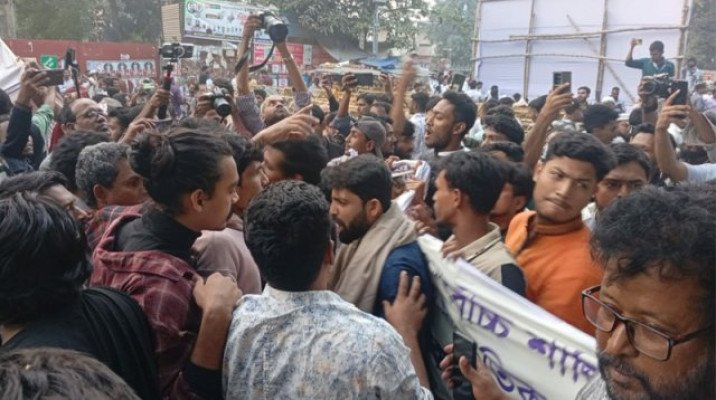 শাহবাগে বাউলগানের প্রতিবাদী অনুষ্ঠানে জুলাই মঞ্চের হামলা