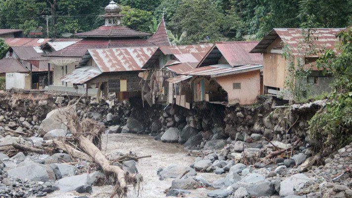 ইন্দোনেশিয়ায় বন্যা-ভূমিধসে ১৭৪ জনের মৃত্যু, নিখোঁজ শতাধিক