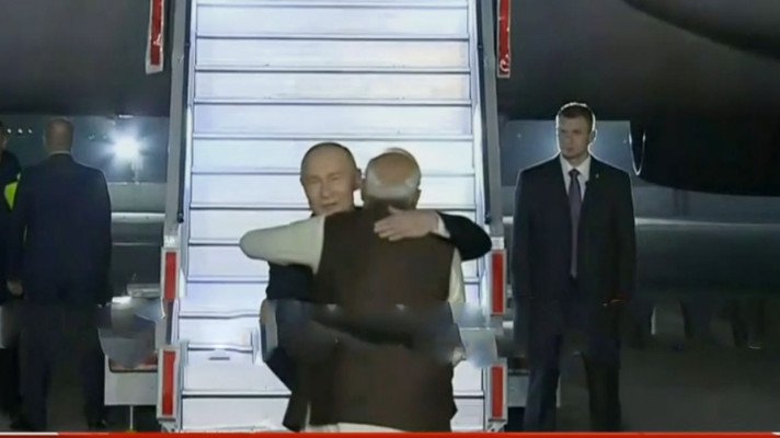 পুতিনকে আলিঙ্গন করে স্বাগত জানালেন মোদি