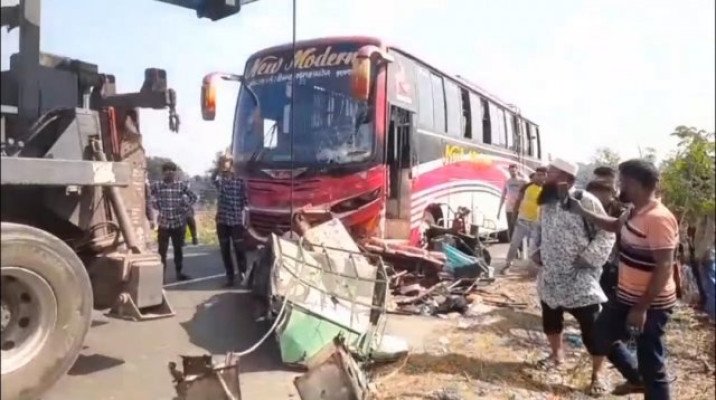 ফরিদপুরে বাস চাপায় নিহত ৩