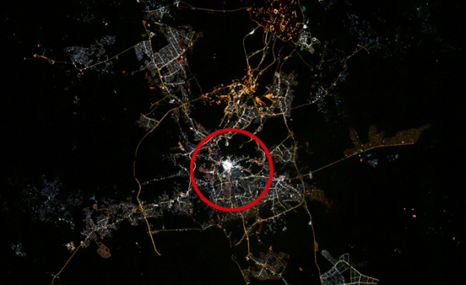 মহাকাশ থেকে  কাবা শরীফের জ্বলজ্বল আলো দেখে মুগ্ধ বিশ্ব