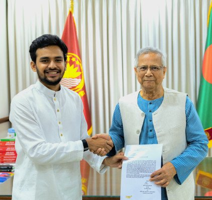 পদত্যাগপত্র জমা দিচ্ছেন বিদায়ী উপদেষ্টা আসিফ