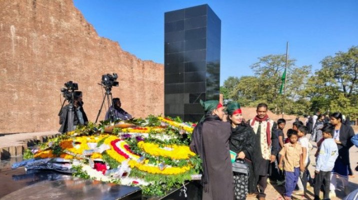 রায়েরবাজার বধ্যভূমিতে জাতির শ্রেষ্ঠ সন্তানদের প্রতি সর্বস্তরের মানুষের শ্রদ্ধা