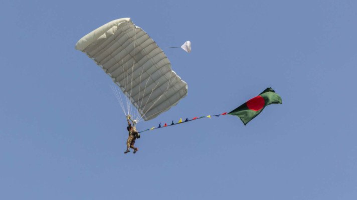 জাতীয় পতাকা হাতে ৫৪ বাংলাদেশি প্যারাট্রুপারের বিশ্বরেকর্ড