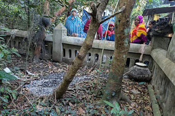 বিজয় দিবসের আগের রাতে বীর মুক্তিযোদ্ধার কবরে আগুন