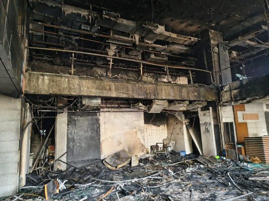 উগ্র তাণ্ডবে ধ্বংসস্তূপে পরিণত হয়েছে প্রথম আলো-ডেইলি স্টার ভবন