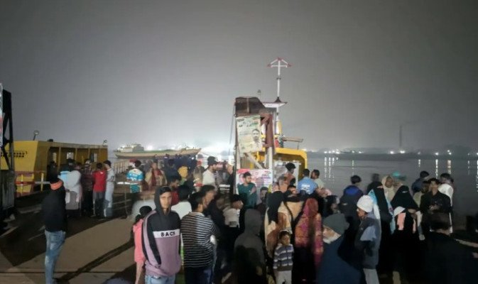 নারায়ণগঞ্জে ফেরি থেকে নদীতে পড়ল ৫ যানবাহন, ৩ মরদেহ উদ্ধার