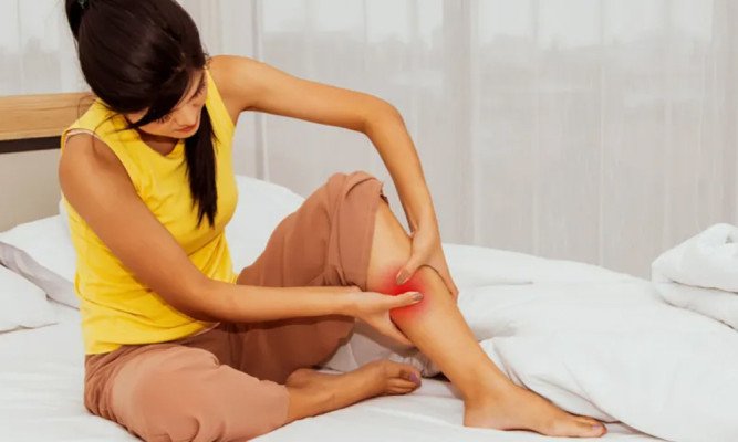 ঘুমের মধ্যে পায়ে টান ধরছে? জানুন কারণ ও করণীয়