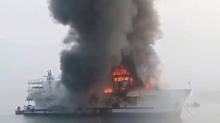 সেন্টমার্টিনগামী জাহাজে আগুন, ১ জনের মৃত্যু