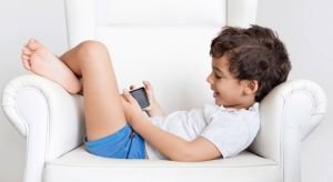 সন্তানের মোবাইল ফোনে আসক্তি কমাতে যা করবেন