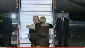 পুতিনকে আলিঙ্গন করে স্বাগত জানালেন মোদি