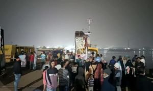 নারায়ণগঞ্জে ফেরি থেকে নদীতে পড়ল ৫ যানবাহন, ৩ মরদেহ উদ্ধার