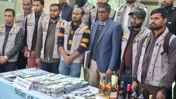 ঢাকায় ভুয়া আইফোন কারখানা, চীনা নাগরিক সহ গ্রেফতার ৩