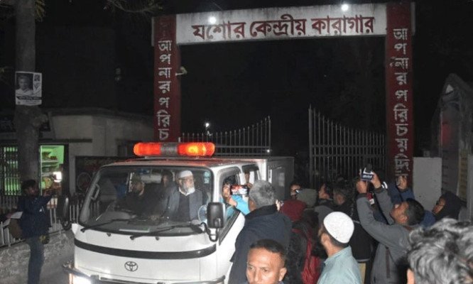 প্যারোলে মুক্তি না পেয়ে স্ত্রী-সন্তানকে কারা ফটকেই শেষ বিদায় ছাত্রলীগ নেতা সাদ্দামের