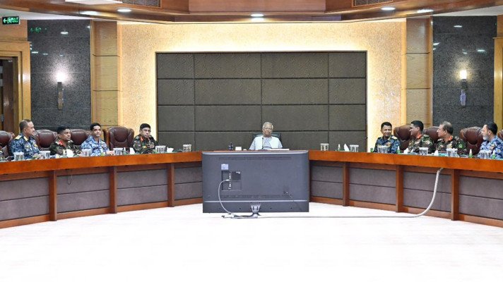 নির্বাচন ঘিরে সশস্ত্র বাহিনীকে কঠোর সতর্কবার্তা ডক্টর ইউনুসের