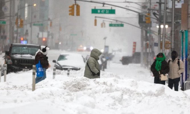তীব্র শীত ও তুষারঝড়ে বিপর্যস্ত যুক্তরাষ্ট্র, প্রাণহানি বেড়ে ২০