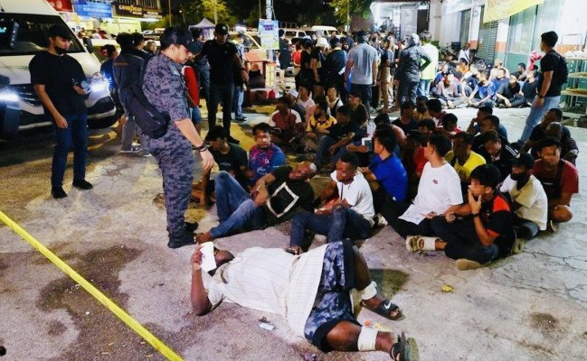 মালয়েশিয়ায় ৫৬ বাংলাদেশিসহ ২১৮ জন আটক