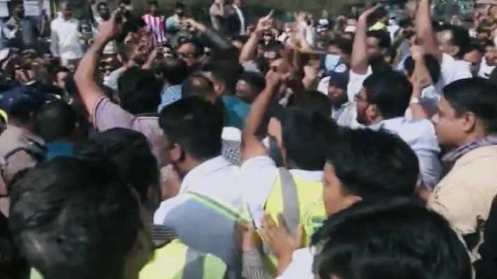 চট্টগ্রাম বন্দরে শ্রমিক বিক্ষোভে নৌপরিবহন উপদেষ্টা অবরুদ্ধ