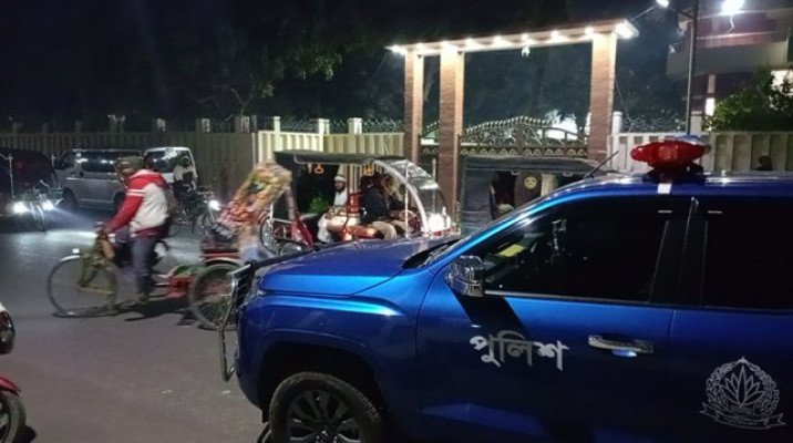 গোপালগঞ্জে জেলা প্রশাসকের বাসভবনের সামনে ককটেল বিস্ফোরণ, জনমনে আতঙ্ক