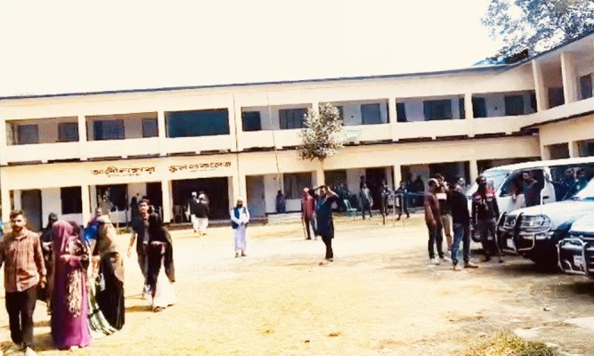 ককটেল বিস্ফোরণের পর ব্যালট ছিনতাইয়ের চেষ্টা, ভোটগ্রহণ বন্ধ