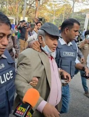 ধানমন্ডি ৩২–এ শ্রদ্ধা জানাতে গিয়ে ঢাবি শিক্ষকসহ ৫ জন আটক