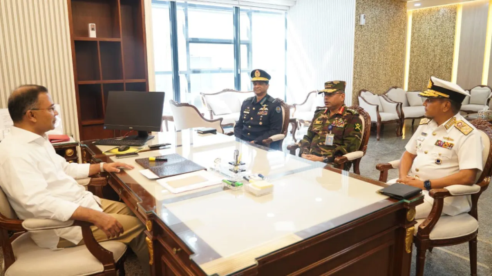 সচিবালয়ে প্রধানমন্ত্রীর সঙ্গে তিন বাহিনী প্রধানের বৈঠক