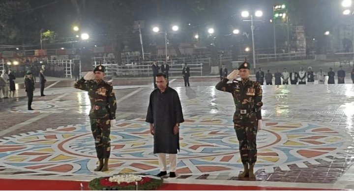 একুশের প্রথম প্রহরে ভাষা শহীদদের প্রতি শ্রদ্ধা জানালেন প্রধানমন্ত্রী