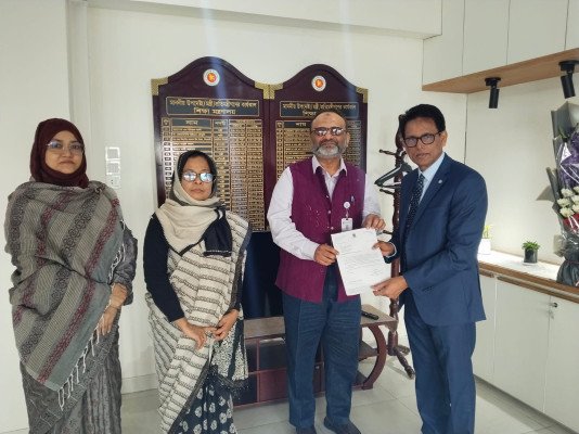 শিক্ষামন্ত্রীর মাধ্যমে  রাষ্ট্রপতির নিকট পদত্যাগপত্র দিলেন ঢাবি ভিসি