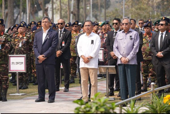 শহীদ সেনা দিবসে বনানীতে রাষ্ট্রপতি ও প্রধানমন্ত্রীর শ্রদ্ধা