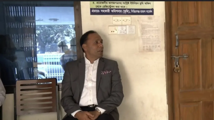 ভূমি অফিসে ৩০ মিনিট অপেক্ষা করেও কোন কর্মকর্তার দেখা পেলেন না প্রতিমন্ত্রী