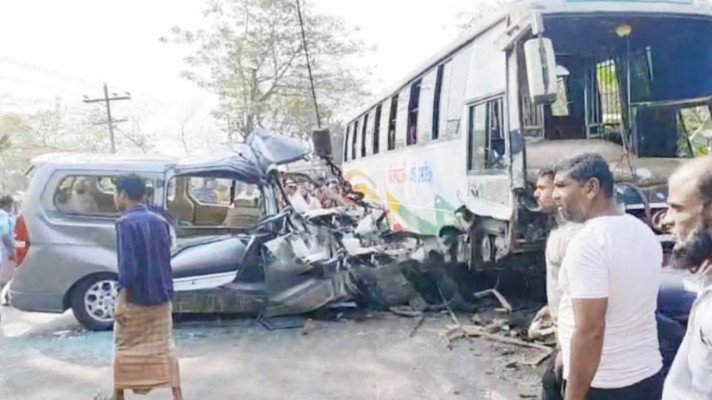 বরিশালে বাস ও মাইক্রোবাসের মুখোমুখি সংঘর্ষে নিহত ২