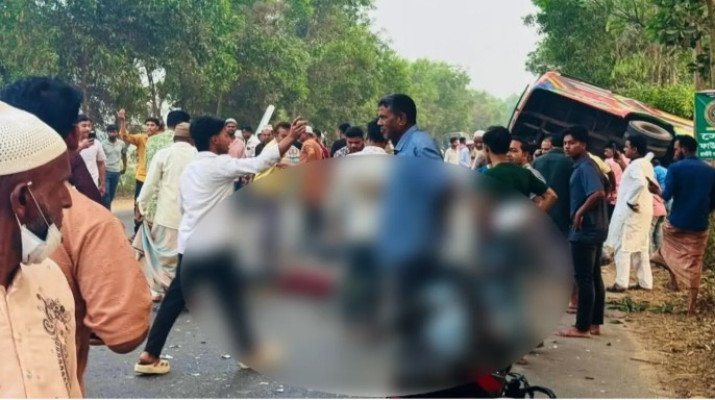 চট্টগ্রামে বাসের ধাক্কায় প্রাণ গেল তিন জনের