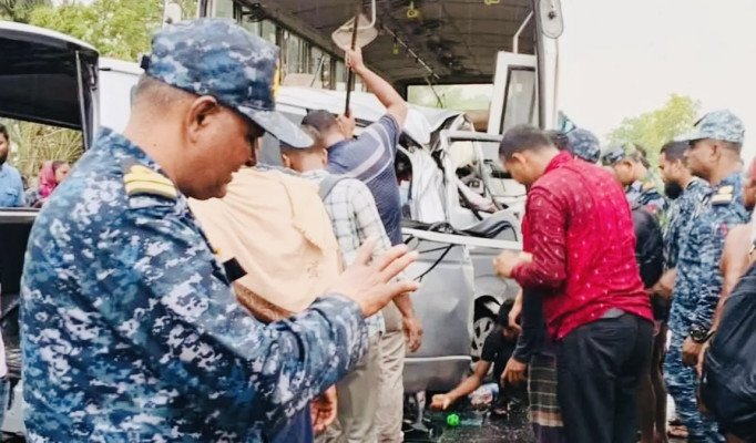 রামপালে বাস-মাইক্রোবাস সংঘর্ষে নিহত ১২