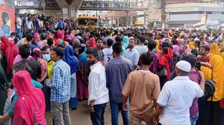 ঈদের আগে বেতন না দিয়ে কারখানায় তালা, শ্রমিকদের সড়ক অবরোধ