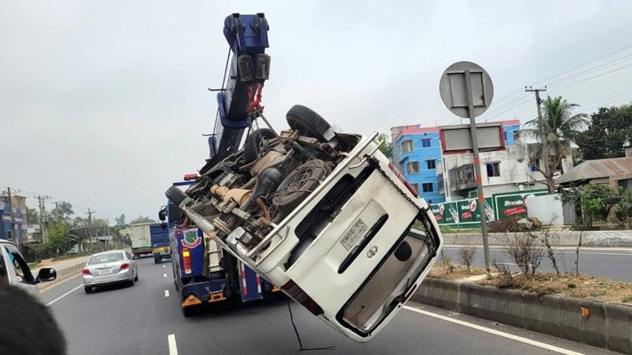 চলন্ত মাইক্রোবাসে সিলিন্ডার বিস্ফোরণে প্রাণ গেল ৩ জনের