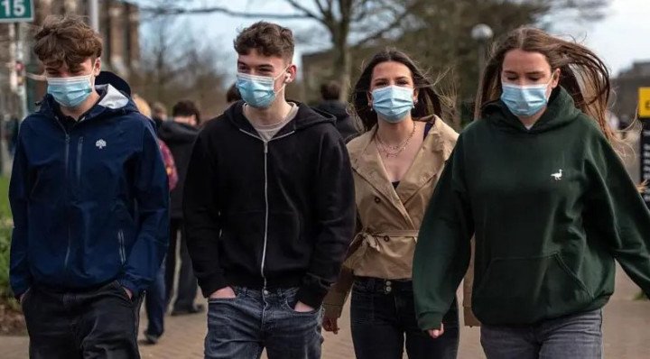 যুক্তরাজ্যে কেন এত দ্রুত ছড়ালো মেনিনজাইটিসের ভয়াবহ প্রাদুর্ভাব?