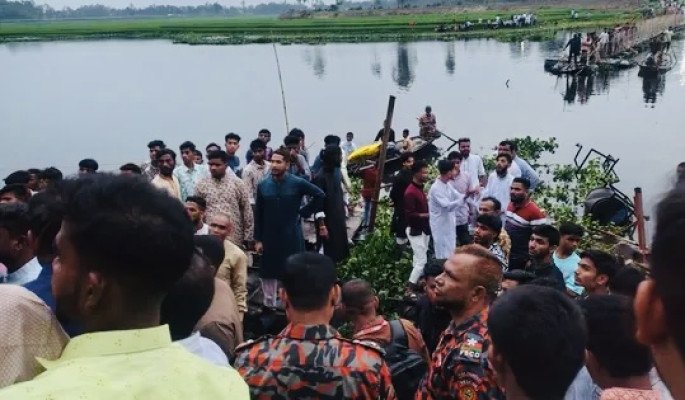 ব্রিজ ভেঙে নদীতে পড়ে নিহত ৪ শিশু, নিখোঁজ ২