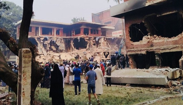 একাত্তর ও চব্বিশকে এক কাতারে আনার রাজনীতি