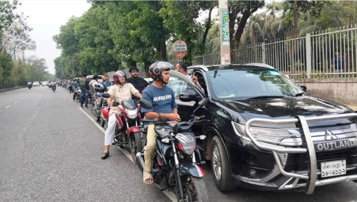 রাজধানীতে তেলের জন্য হাহাকার
