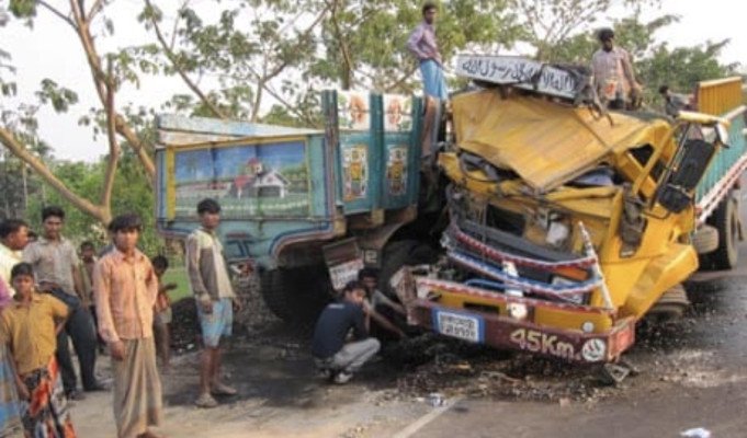 কুমিল্লায় এক সকালে তিন দুর্ঘটনায় প্রাণ গেল ৫ জনের
