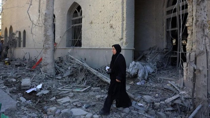 ট্রাম্পের অবরোধের হুমকি: ঝুঁকি বাড়লেও সংকটের সমাধান অধরাই