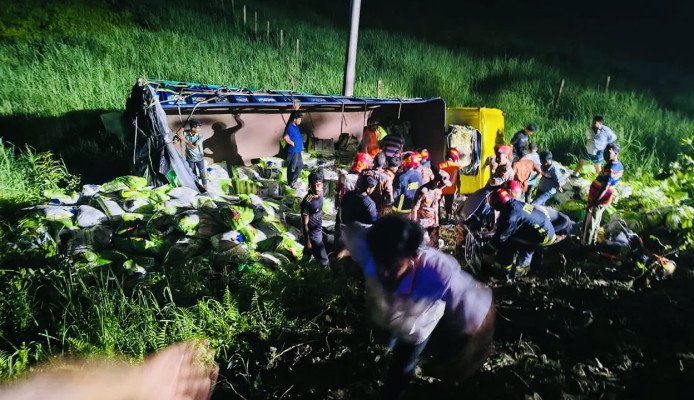 কুমিল্লায় ট্রাক উল্টে নিহত ৭