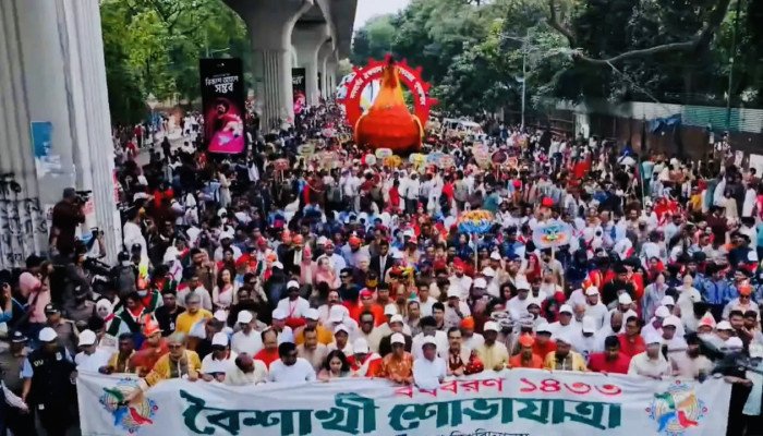 চারুকলার বৈশাখী শোভাযাত্রা জনসমুদ্রে পরিণত