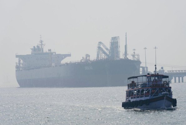 হরমুজ প্রণালি খুলে দিল ইরান, অবরোধ চালু রাখার ঘোষণা ট্রাম্পের