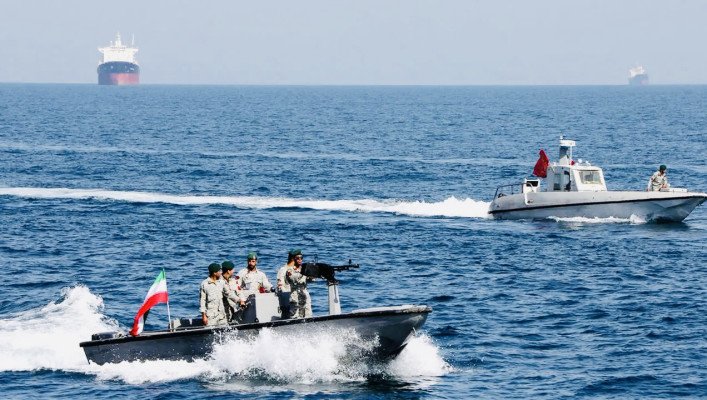 চালুর কয়েক ঘণ্টার মধ্যেই ফের হরমুজ প্রণালি বন্ধ করল ইরান