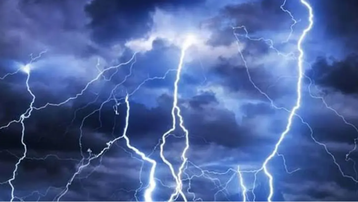 বজ্রপাতে সারা দেশে প্রাণ গেল ১২ জনের