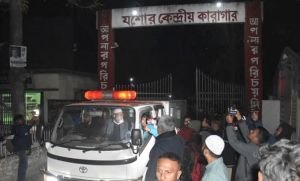 প্যারোলে মুক্তি না পেয়ে স্ত্রী-সন্তানকে কারা ফটকেই শেষ বিদায় ছাত্রলীগ নেতা সাদ্দামের