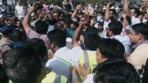 চট্টগ্রাম বন্দরে শ্রমিক বিক্ষোভে নৌপরিবহন উপদেষ্টা অবরুদ্ধ